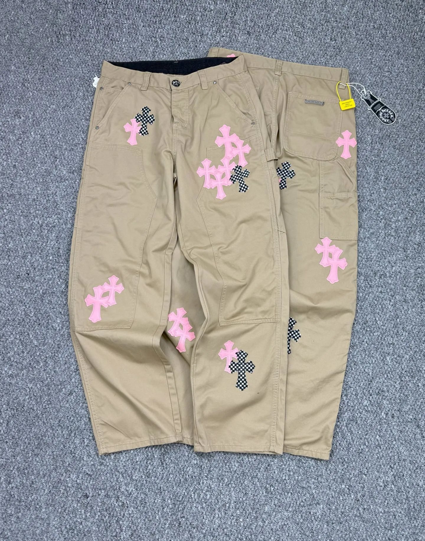 P260 Style number: H837 ChromeHearts & ChromeHearts 2025 new khaki logging pink checkerboard cross-leaf leather couple's loose jeans Top ceiling quality Styles with different wash textures are very friendly to people with thin legs and thick legs. The straight and loose version is very flattering to the leg shape. Moderate length that never goes out of style, easy to match with casually, basic styling for various styles, a must-have in the wardrobe! The fabric is stiff but also makes the upper body soft without losing texture. The washing process is even more perfect. It is a must-have item for everyone! ! ! Washed wheat, hang tag, pants label, three labels complete Color: Khaki Size: 28-30-32-34